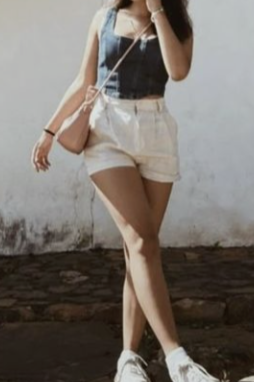 Foto de la clienta con look casual (referencia visual de la reseña).